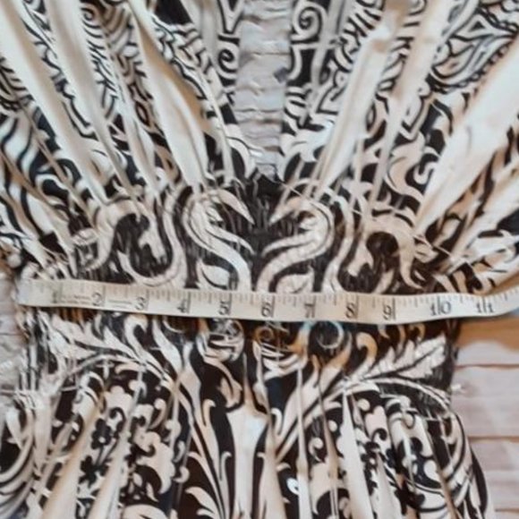 Elegant Black and White Patterned Dress - Picture 8 of 10